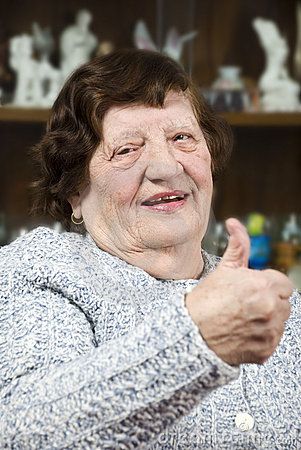 une mamie avec un pouce en l'air